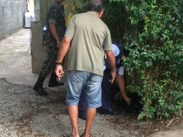 Funcionária da Secretaria de Saúde procurando focos do mosquito da dengue Funcionária da Secretaria de Saúde procurando focos do mosquito da dengue