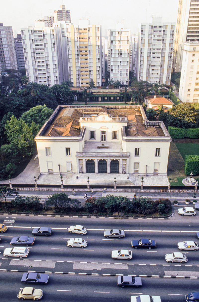A mansão Matarazzo que ocupava a Avenida Paulista, 1230, nos anos 1990: visão aérea.