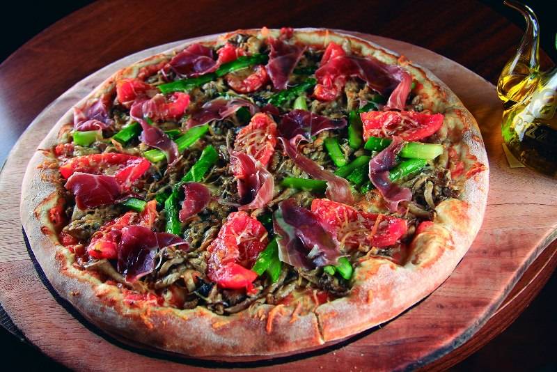 Trent’anni: combinação de shimeji e shiitake refogados, tomate, presunto de Parma, aspargo, parmesão e azeite trufado Trent’anni: combinação de shimeji e shiitake refogados, tomate, presunto de Parma, aspargo, parmesão e azeite trufado