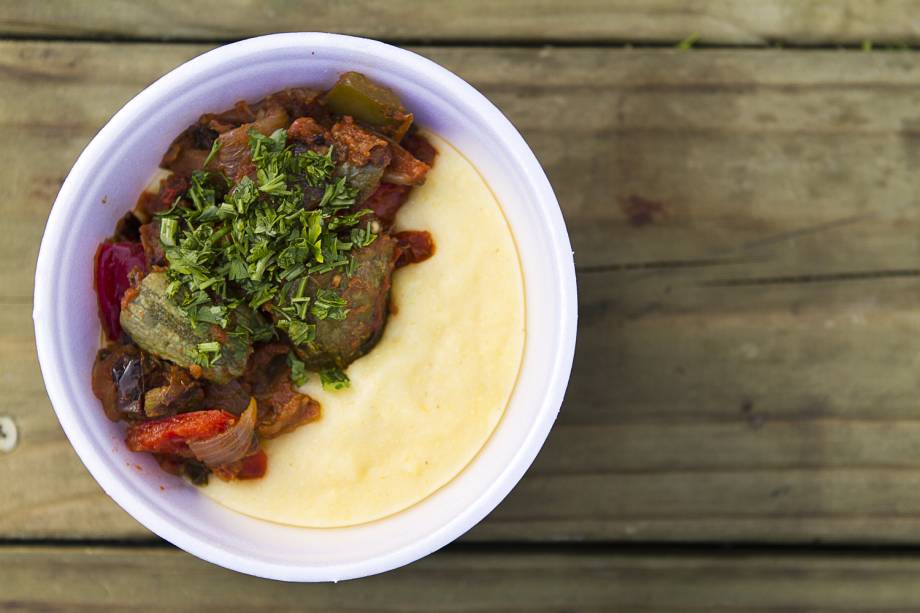 	La Polenta serve versão vegana de polenta com ratatouille de segunda e quarta