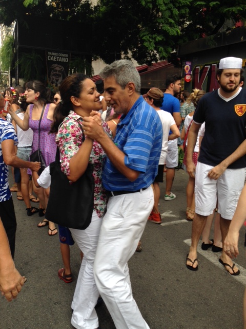 Casal dança ao som de Caetano no bloco Tarado Ni Você, na Avenida São João