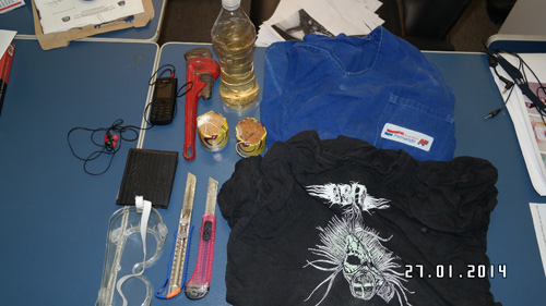 Dois estiletes, uma camiseta e um uniforme encontrados na mochila apreendida de Fabrício Chaves, segundo a SSP