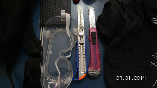 Detalhes dos estiletes, com o qual o jovem teria tentado atingir os policiais, segundo a SSP, e um óculos de proteção 