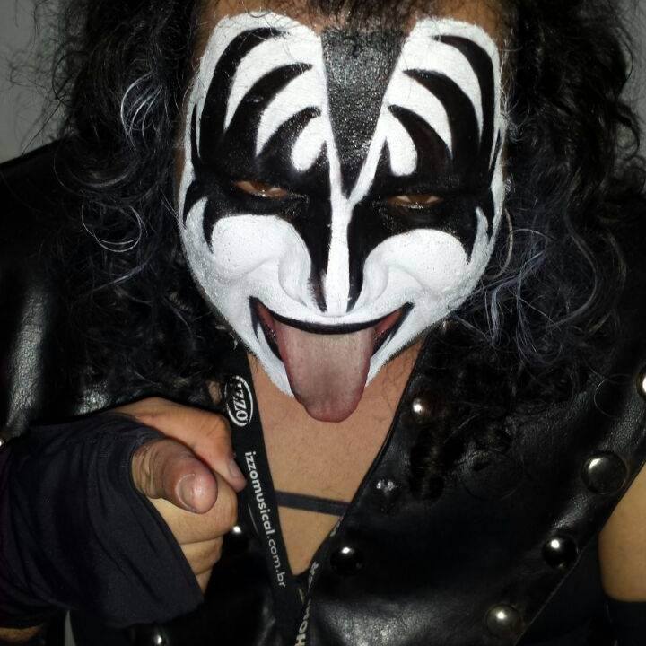 Sósia Gene Simmons