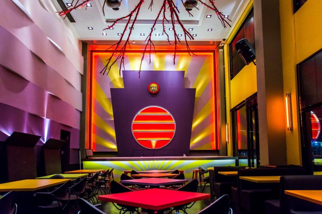 Sakeria Sushi & Bar chega ao Itaim com cara de Japão dos anos 50