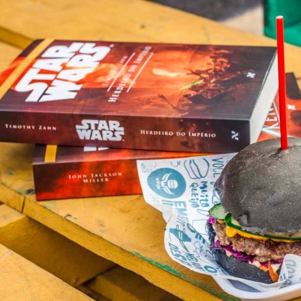 Editora Aleph apresenta edição de Star Wars. Hambúrguer do Wings foi feito especialmente para os fãs da série