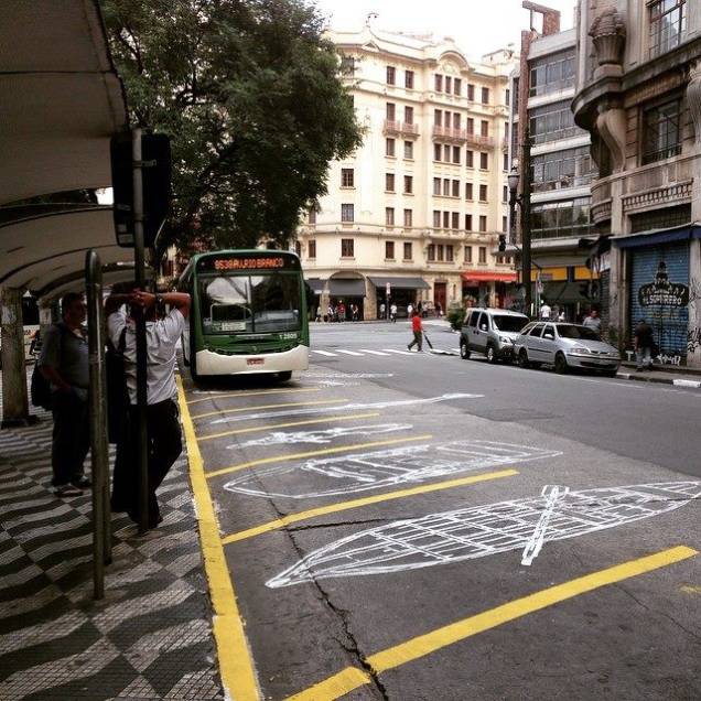 O estacionamento fantasma ocupa terminal de ônibus onde árvores foram cortadas