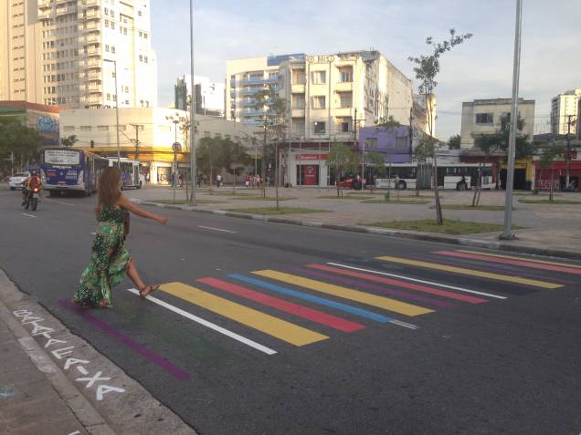 Pedestre na faixa colorida