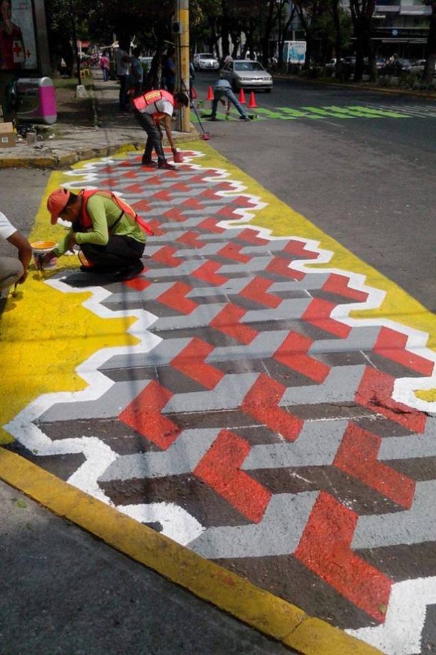 Grupo Liga Peatonal faz intervenções artísticas em faixas de pedestre no México