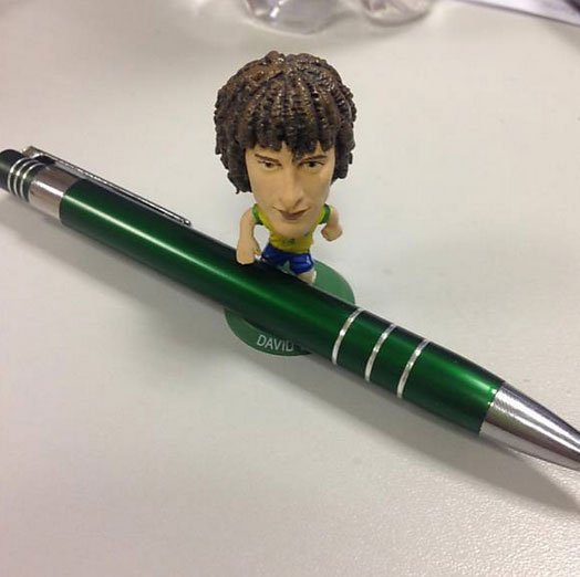 Internautas brincam com as “canetas” em David Luiz
