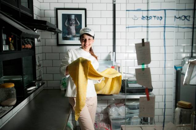 A chef Mariana Valentini na cozinha envidraçada