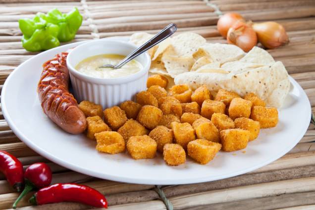Zur Alten Mühle: salsichão grelhado é servido com provolone empanado com Doritos (R$ 32,80) Zur Alten Mühle: salsichão grelhado é servido com provolone empanado com Doritos (R$ 32,80)