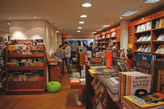 As estantes da Livraria Nove.Sete, distribuídas por uma área de 400 metros quadrados: quinze seções As estantes da Livraria Nove.Sete, distribuídas por uma área de 400 metros quadrados: quinze seções