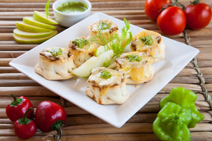 	Moocaires: tarteletes recheadas com carne moída bovina, abacaxi, queijo gouda e chimichurri  (R$ 29,90)