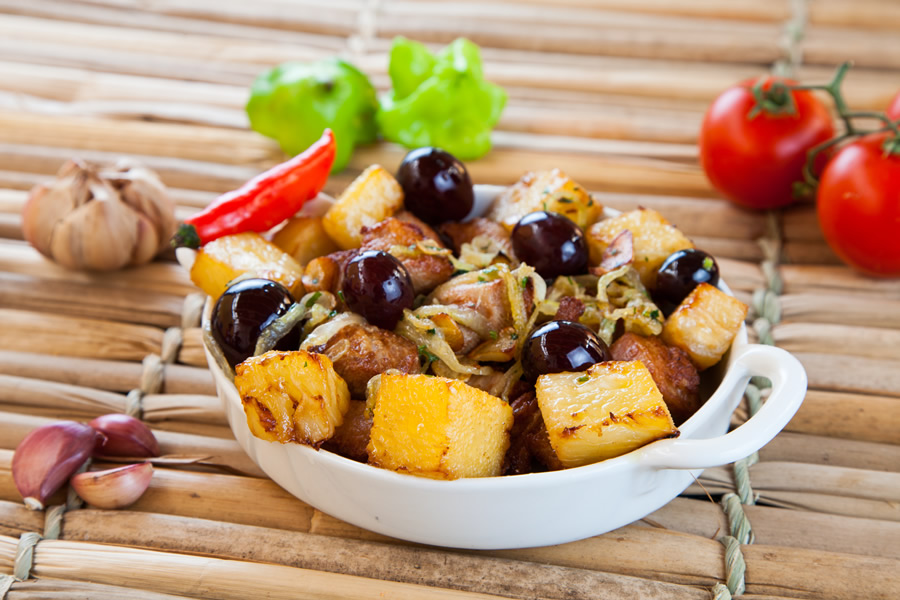 	Tiro Liro concorre com os cubos de carne marinados e fritos na gordura, servidos com abacaxi e uva (R$ 22,00)