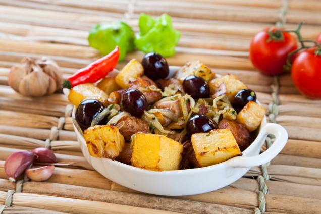 	Tiro Liro concorre com os cubos de carne marinados e fritos na gordura, servidos com abacaxi e uva (R$ 22,00)