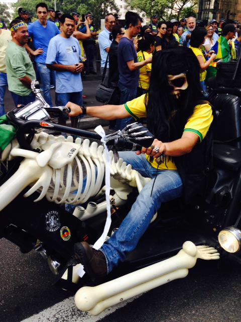 Um dos motoqueiros do grupo que grita "Fora, PT!" na Paulista