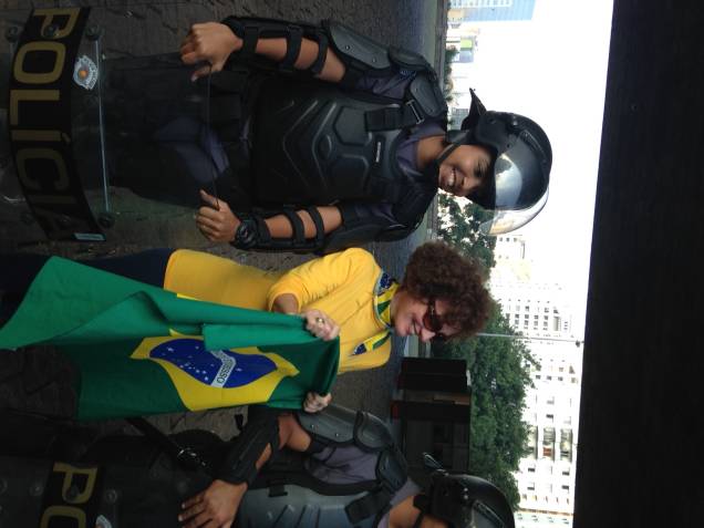 A policial militar Gabriela foi uma das atrações da tropa de choque que trabalhou neste domingo de manifestação na Avenida Paulista