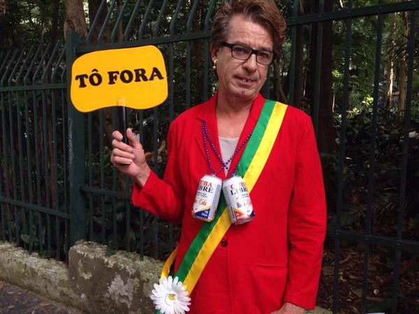 Cabeleireiro imita a presidente Dilma na Paulista e usa colar provocativo com lata da bebida Cuba Libre