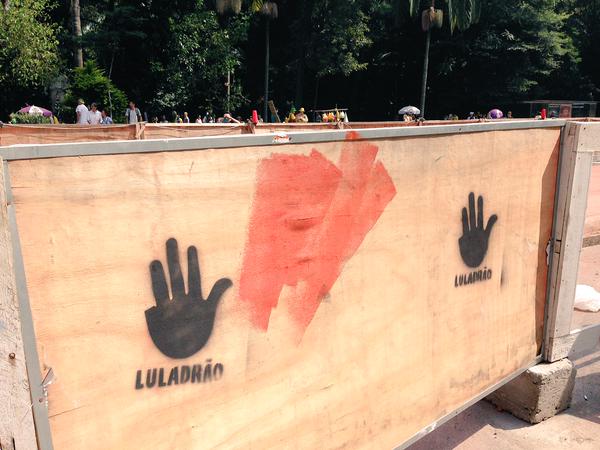 No tapume que cerca a obra da ciclovia da Avenida Paulista, grafite ironiza a mão de Lula