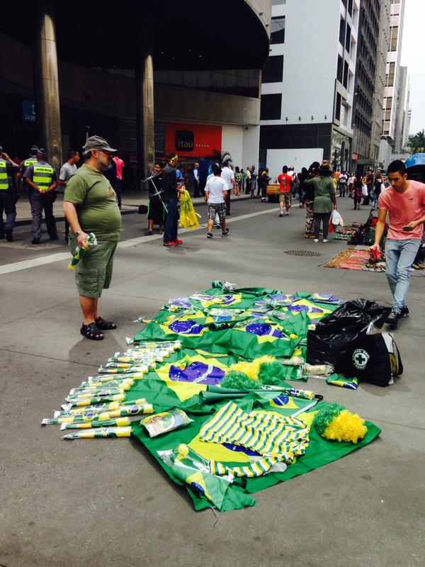 A Avenida Paulista virou um camelódromo com pessoas vendendo souvenires patriotas ou antiPT em toda parte