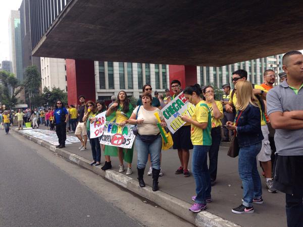 Grupo de manifestantes no início da aglomeração de pessoas na Avenida Paulista