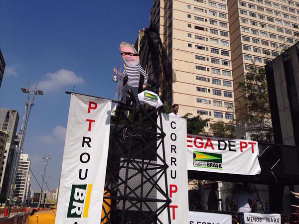 Boneco do Lula decora carro de som na Avenida Paulista