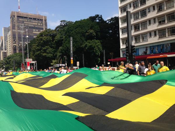 Bandeira gigante ocupa quase um quarteirão da Avenida Paulista e pede impeachment da presidente