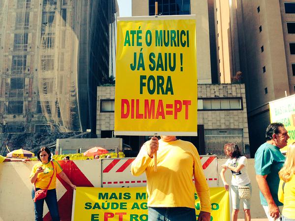 Além das camisetas... O futebol apareceu em faixa que compara situação do técnico Muricy à saída de Dilma