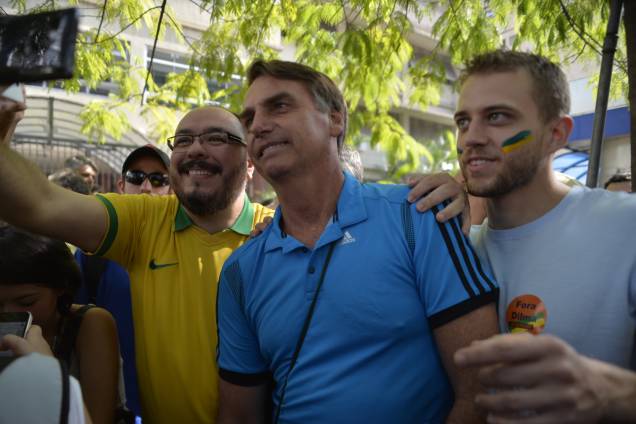 O deputado Jair Bolsonaro tira selfies com manifestantes do protesto na Avenida Paulista