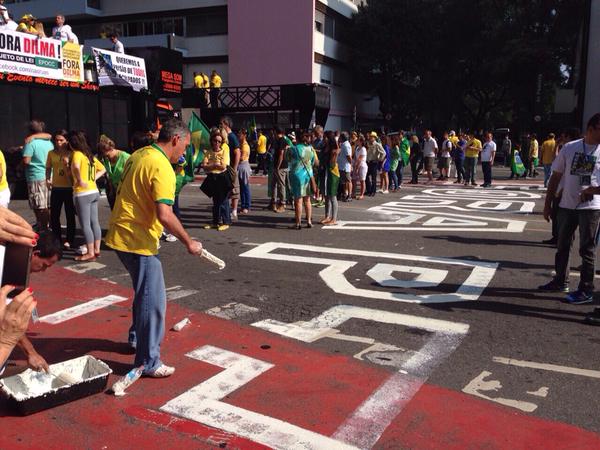 Movimento Ruas Contra a Corrupção pintou na Av. Paulista "Fora PT"