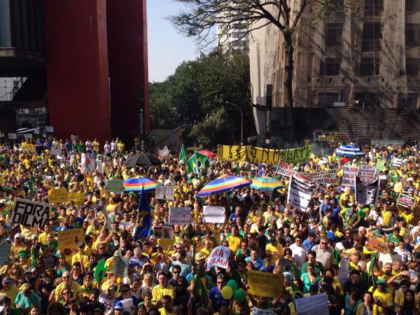 Concentração em frente ao caminhão do Movimento Brasil Livre