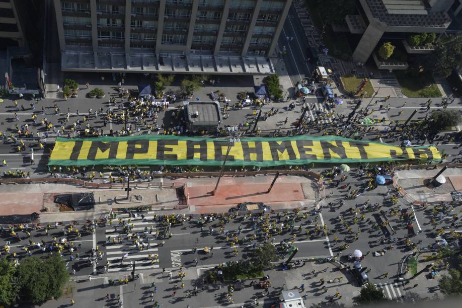 Bandeira gigante ocupa quase um quarteirão da Avenida Paulista e pede impeachment da presidente