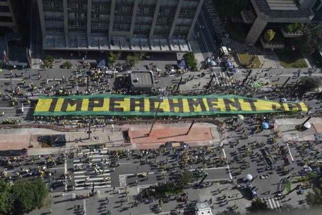 Bandeira gigante ocupa quase um quarteirão da Avenida Paulista e pede impeachment da presidente