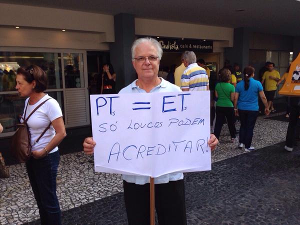 Faixa do dentista Narciso Pincelle: "PT = ET"