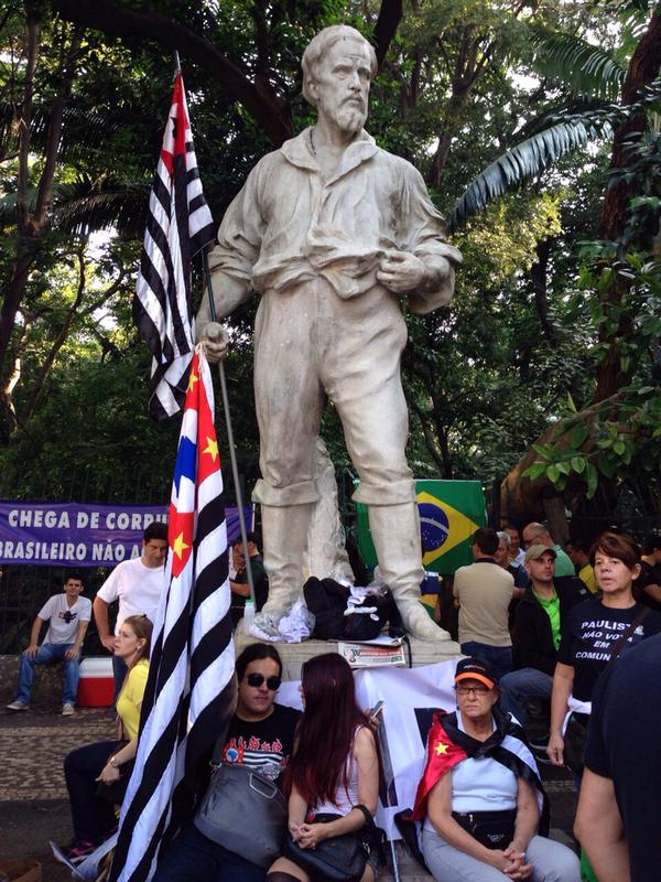 Na estátua do Anhanguera, em frente ao Trianon, a campanha foi pela Revolução Constitucionalista de 1932