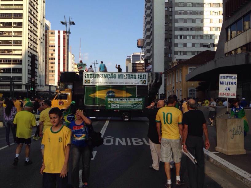 	Grupo que pede intervenção militar marcou presença na manifestação na Avenida Paulista