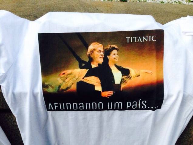 	Lula e Dilma juntos em imagem que faz uma paródio com cena clássica do filme Titanic. 