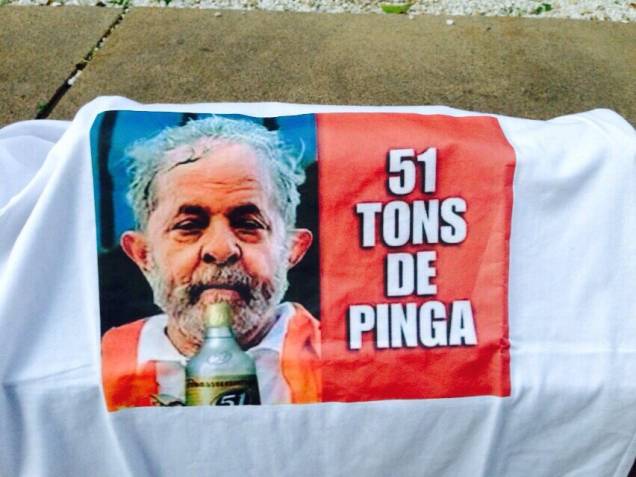 Camisetas vendidas a 20 reais provocavam o ex-presidente Lula