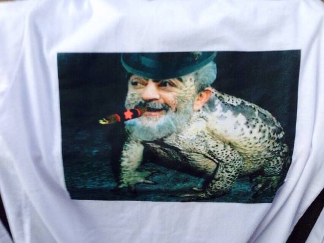 Ambulantes faturaram com camisetas que ironizavam o ex-presidente Lula
