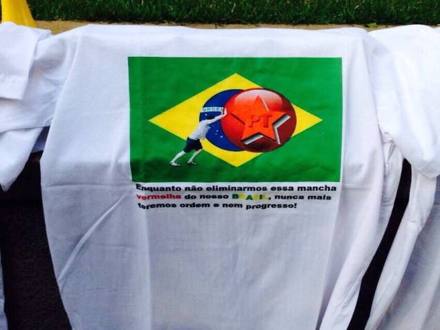 	Camisetas eram vendidas por 20 reais para manifestantes