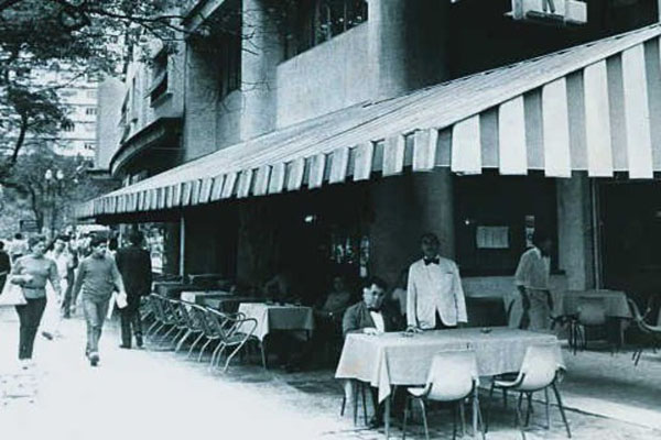 Foto em preto e branco de calçada