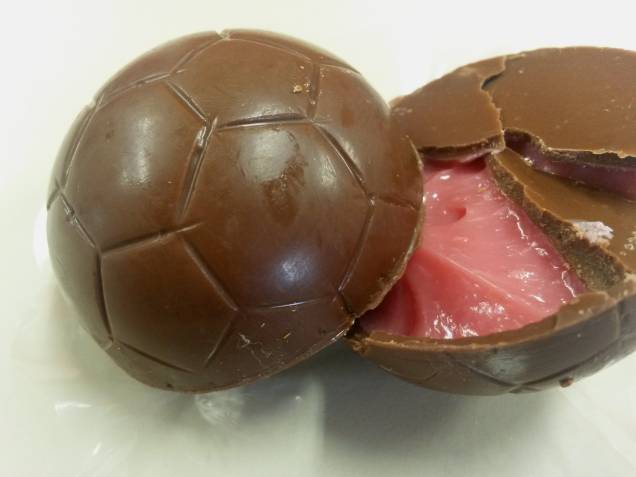 Amor aos Pedaços: bola de chocolate ao leite recheada com Bicho de Pé (R$ 14,00)