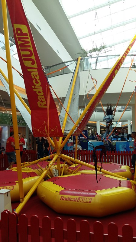 A atração do shopping proporciona pulos de até cinco metros de altura A atração do shopping proporciona pulos de até cinco metros de altura