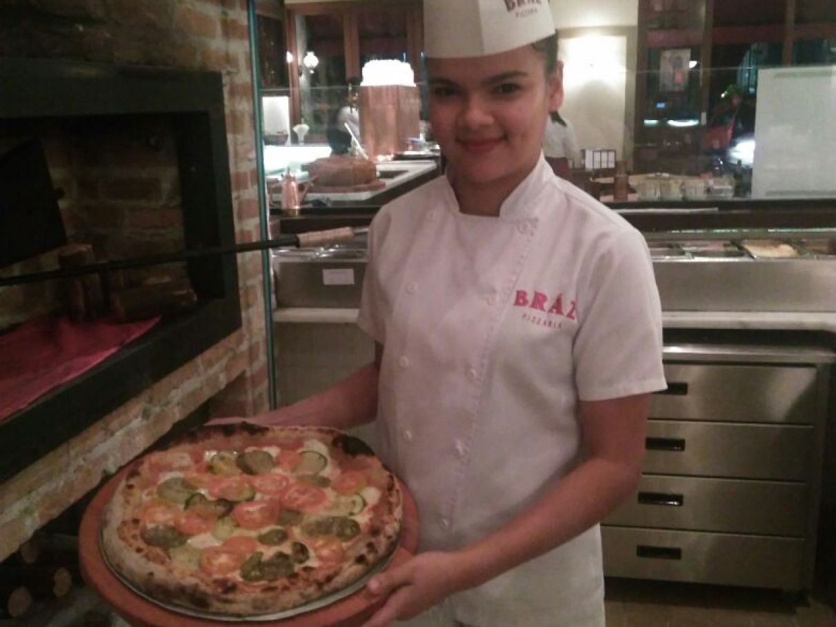 Quem é a jovem de 19 anos que faz as pizzas na Bráz