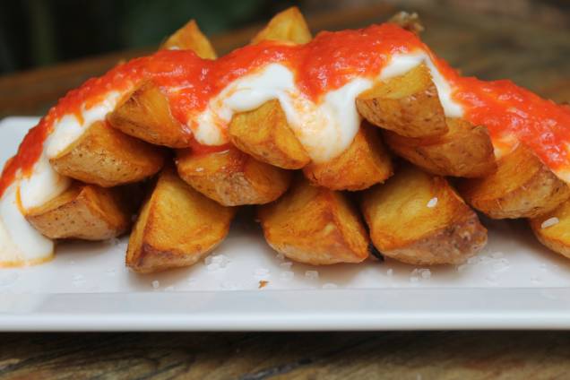 Brado: restaurante serve batatas bravas, típico prato espanhol Brado: restaurante serve batatas bravas, típico prato espanhol