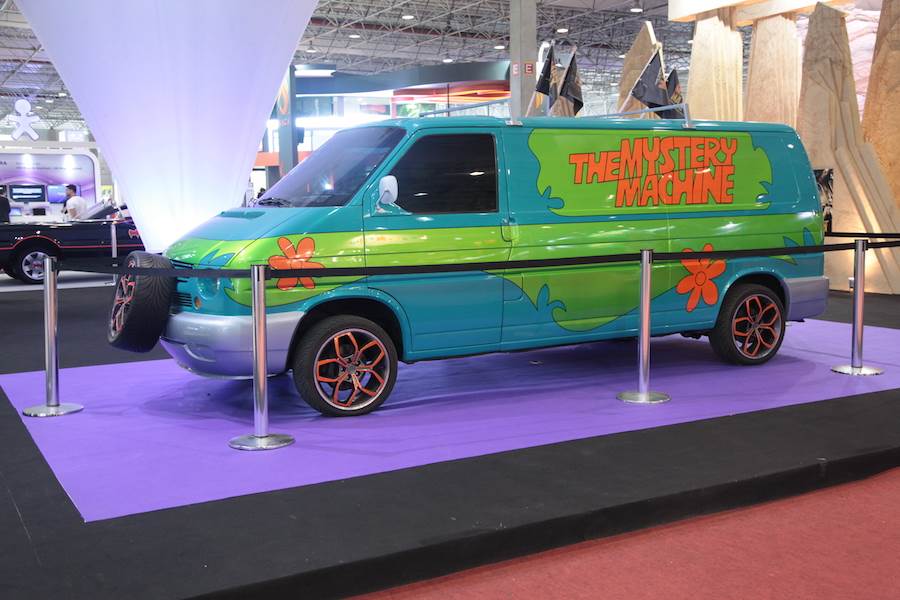 	A van Mystery Machine, usada pela turma do Scooby-Doo