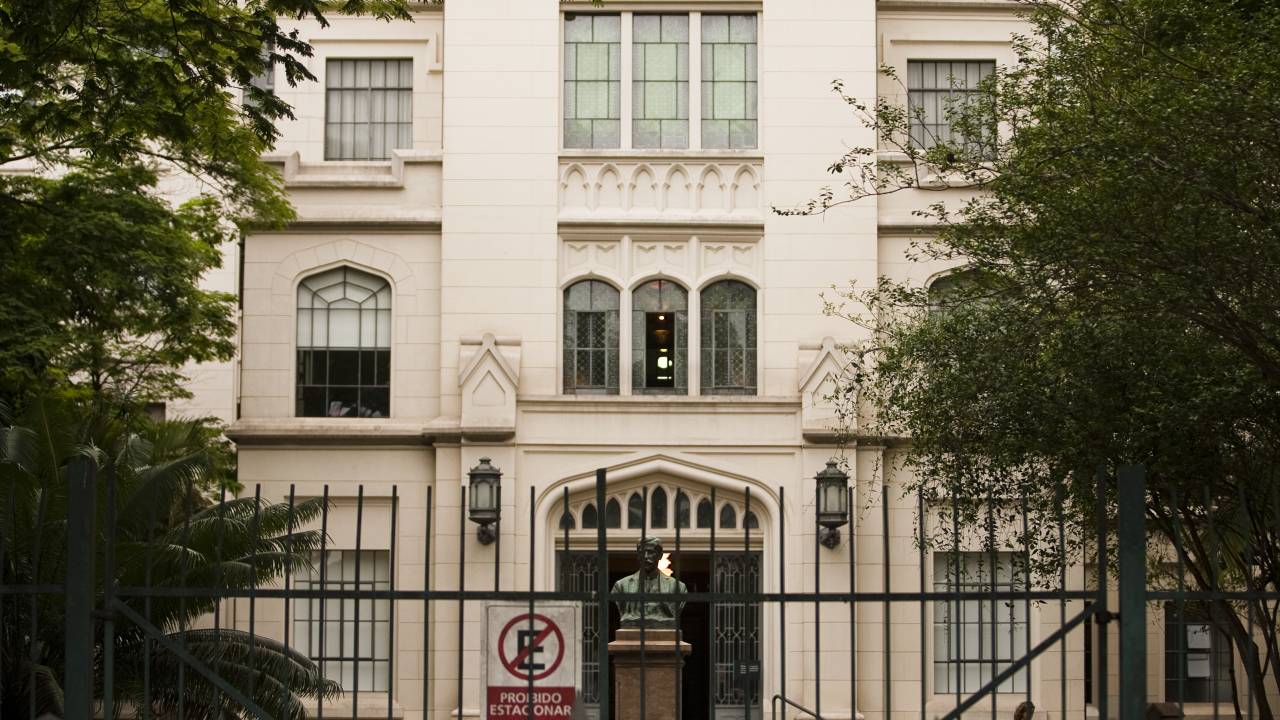 Fachada da Faculdade de Medicina da USP, edifício histórico com grades na frente