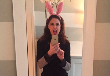 	Luciana Gimenez faz caras e bocas com sua orelha de coelhinho no Instagram