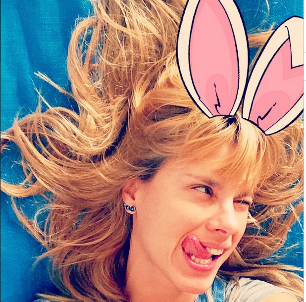 Carolina Dieckmann posta foto divertida com orelhas de coelhinho